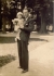 Mario Benzing nel 1933 con in braccio la figlia Anna
